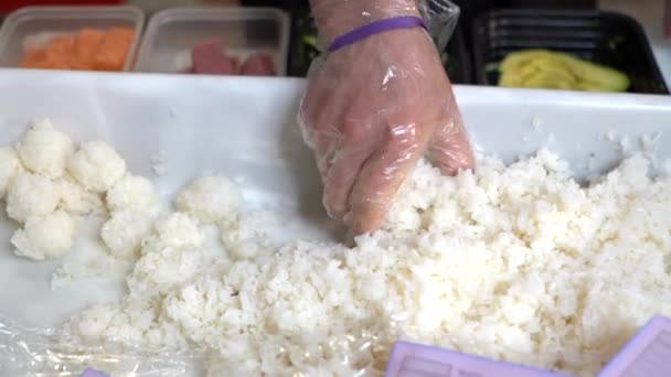 손으로 부엌에서 식탁에서 초밥을 요리하는 — 비디오