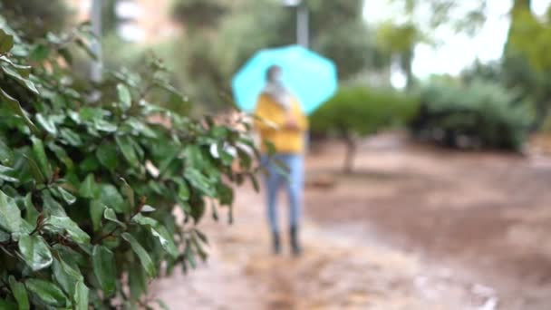Una Joven Mujer Caucásica Con Una Máscara Sosteniendo Paraguas Caminando — Vídeos de Stock