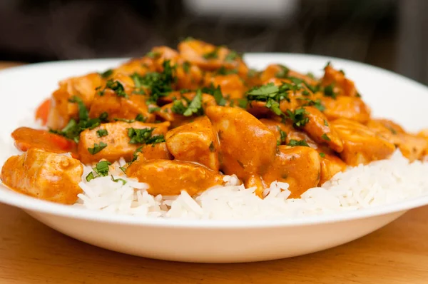 Ein Huhn Korma Reis Und Cremige Sauce Mit Gehacktem Koriander — Stockfoto