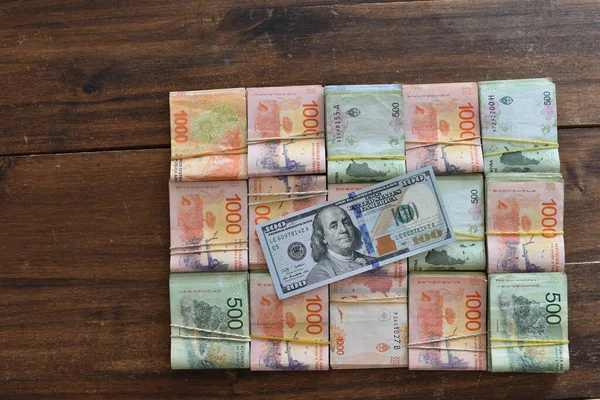 100 Dollar Bill Argentine Peso Bills Symbolic Money Exchange Rate — Stock Photo, Image