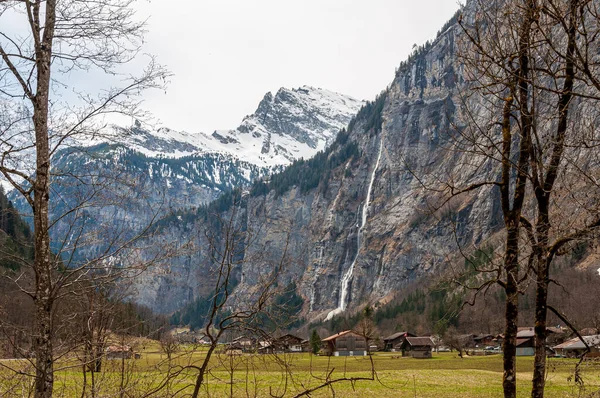 Lauterbrunnen村的水平照片 周围环绕着高山 伯尔尼 瑞士阿尔卑斯山 交换器 — 图库照片