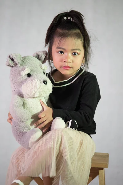 Tiro Vertical Uma Adorável Menina Sudeste Asiático Abraçando Brinquedo — Fotografia de Stock