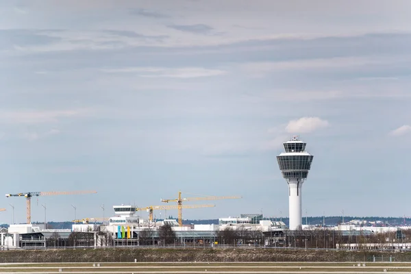 Munich Γερμανία Απρ 2021 Πύργος Και Τερματικός Σταθμός Στο Αεροδρόμιο — Φωτογραφία Αρχείου