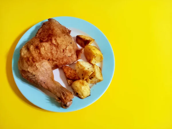 Μια Εναέρια Λήψη Ενός Παραδοσιακού Μαγειρεμένου Ποδιού Κοτόπουλου Και Ψητών — Φωτογραφία Αρχείου