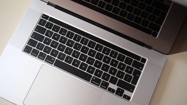 Macbook Pro 16インチのキーボードと画面 — ストック写真
