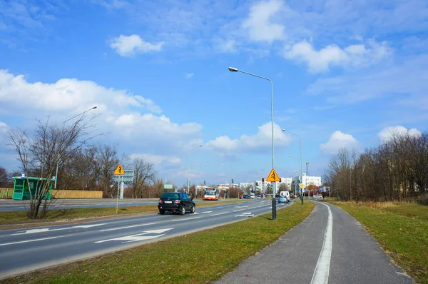 Poznan ポーランド 2016年4月7日 Stare Zegrze地域の交通信号につながる道路を走行する車 — ストック写真