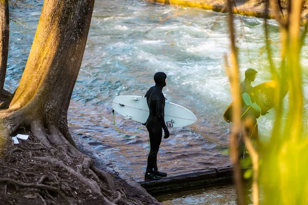 Munich Alemanha Apr 2021 Surfistas Chamado Eisbachschwelle Munique Uma Onda — Fotografia de Stock