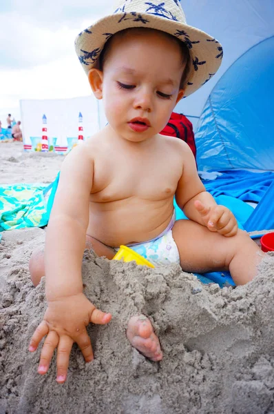 Сианозети Польша Сентября 2015 Года Мальчик Сидящий Песке Играющий Игрушками — стоковое фото