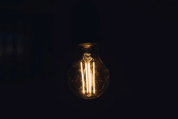 黑暗房间里的小灯泡 — 图库照片