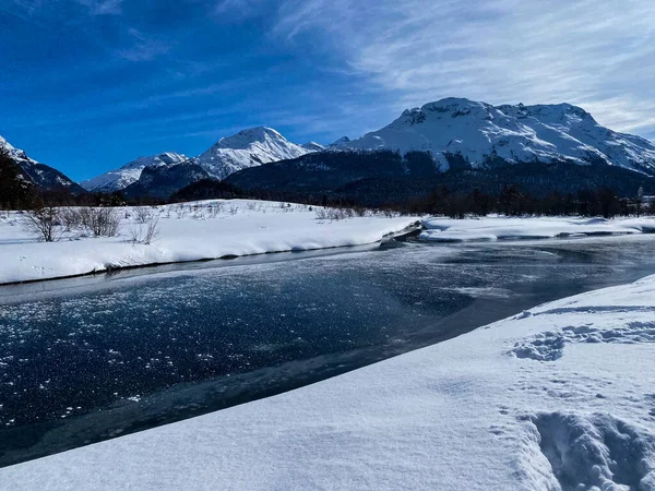 Vacker Utsikt Över Frusen Flod Omgiven Kullar Blå Himmel Bakgrund — Stockfoto