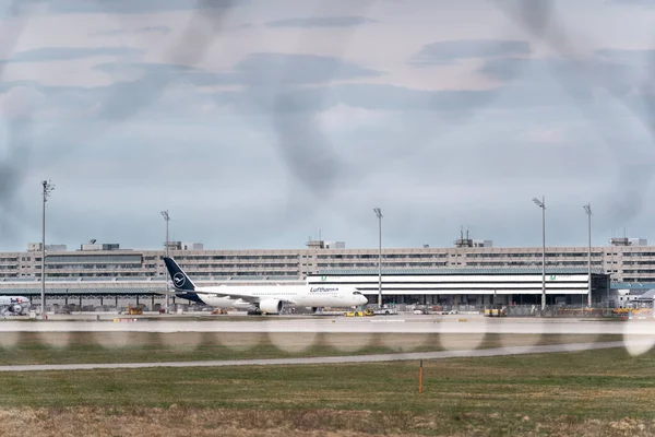 Munich Allemagne Avril 2021 Avion Survole Piste Aéroport Munich Malgré — Photo