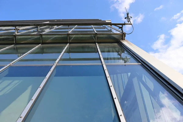 Una Vista Ángulo Bajo Edificio Vidrio Alto Con Marcos Metal — Foto de Stock