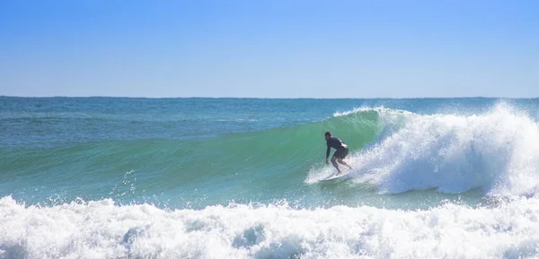 Surfista Sua Prancha Surfando Ondas Oceano Com Céu Limpo — Fotografia de Stock