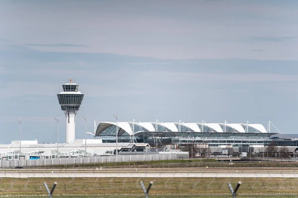 Munich Germany Nisan 2021 Münih Havaalanı Nda Kule Planda Güvenlik — Stok fotoğraf