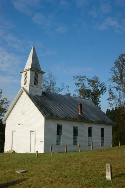 Eine Vertikale Aufnahme Der Alten Zweitürigen Landkirche — Stockfoto