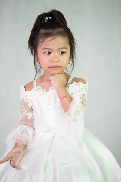 Tiro Vertical Uma Adorável Menina Sudeste Asiático Usando Vestido Branco — Fotografia de Stock
