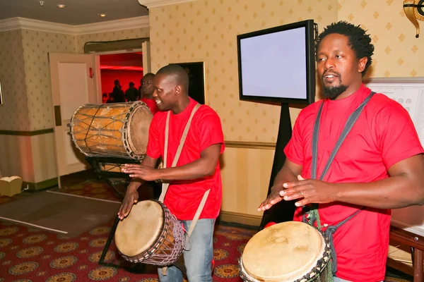 Johannesburg Jižní Afrika Května 2019 Afričtí Muži Hrají Bubny Červenými — Stock fotografie