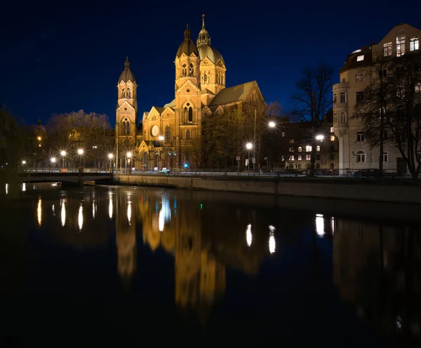 Famosa Igreja São Lukas Munique Alemanha Noite Com Reflexão Rio — Fotografia de Stock