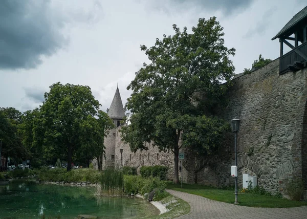 Andernach Almanya Hendeği Olan Antik Şehir Duvarı Kulesi Bulutlu Bir — Stok fotoğraf