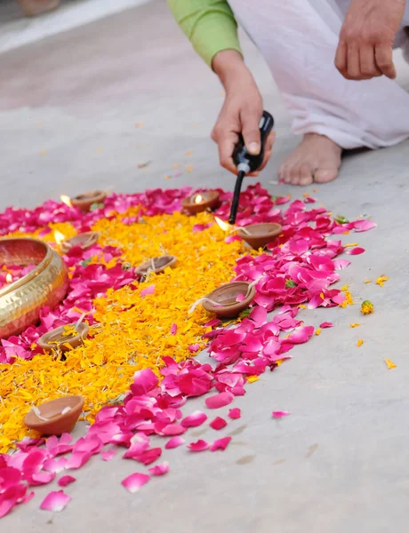 Die Hand Des Mannes Zündet Eine Kerze Während Rangoli Auf — Stockfoto