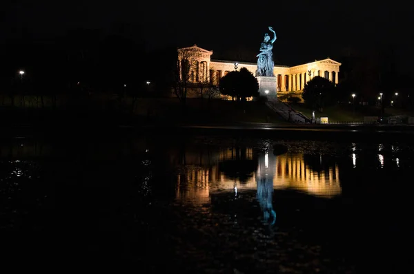 Знаменитая Историческая Статуя Баварии Терезиенвизе После Сильного Дождя Ночью Муниче — стоковое фото
