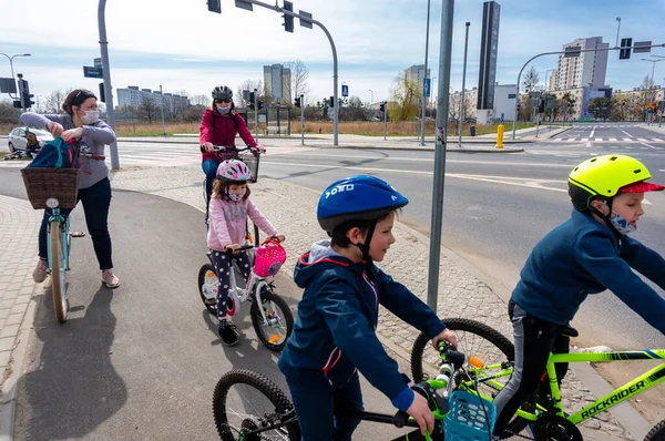 Poznan Polonia Abr 2021 Adultos Niños Bicicleta Ciudad Cálido Día — Foto de Stock