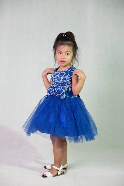 Tiro Vertical Uma Adorável Menina Sudeste Asiático Usando Vestido Azul — Fotografia de Stock