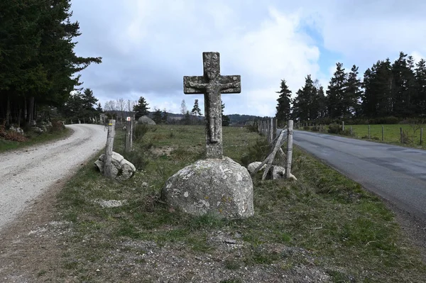 フランス南部の村で石の十字架 — ストック写真