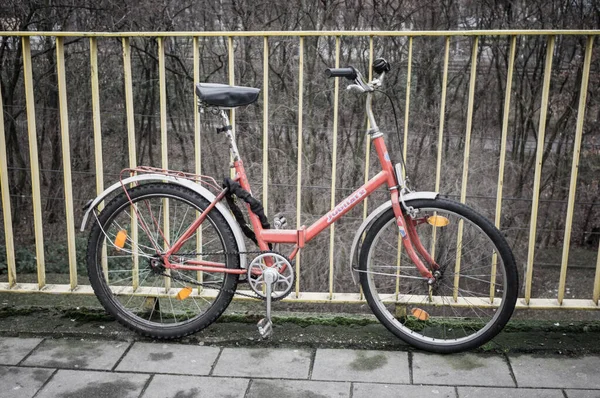Poznan Polónia Janeiro 2018 Bicicleta Vermelha Trancada Uma Barreira Metálica — Fotografia de Stock