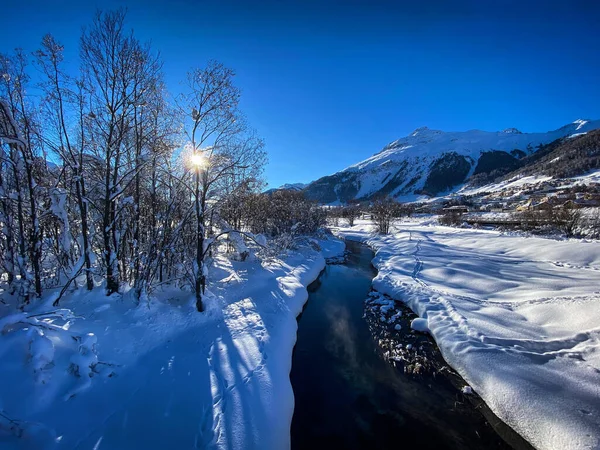 Een Schilderachtig Uitzicht Een Rivier Omringd Door Heuvels Een Blauwe — Stockfoto