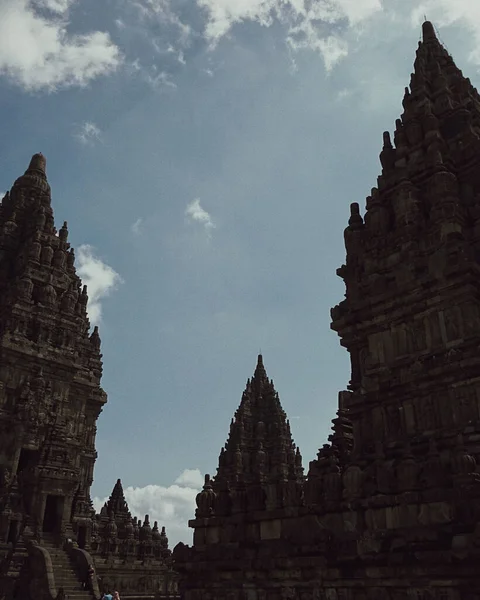 印度尼西亚日惹历史上的Prambanan神庙在阴天的映衬下垂直拍摄 — 图库照片