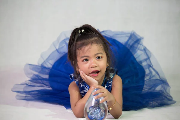 Uma Bela Foto Uma Adorável Menina Sudeste Asiático Usando Vestido — Fotografia de Stock