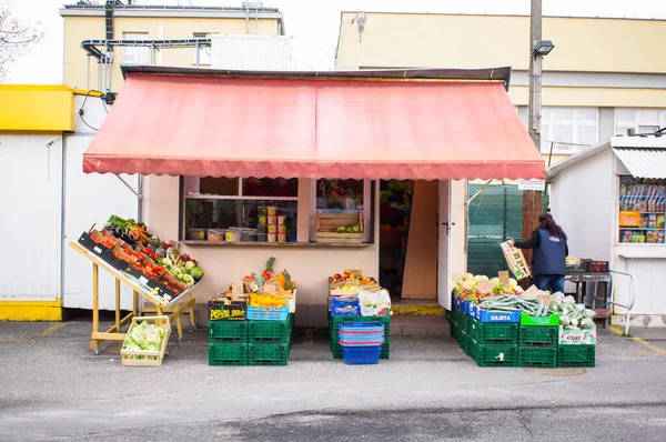 Poznan Polonia Marzo 2014 Pequeña Tienda Que Ofrece Verduras Frutas — Foto de Stock