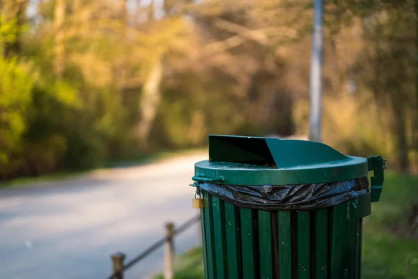Kosz Śmieci Parku Monachium Którzy Przetwarzają Swoje Odpady Pomagają Chronić — Zdjęcie stockowe