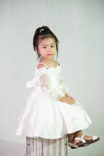 Tiro Vertical Uma Adorável Menina Sudeste Asiático Usando Vestido Branco — Fotografia de Stock