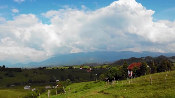 Bela Paisagem Com Uma Montanha Céu Nublado — Vídeo de Stock