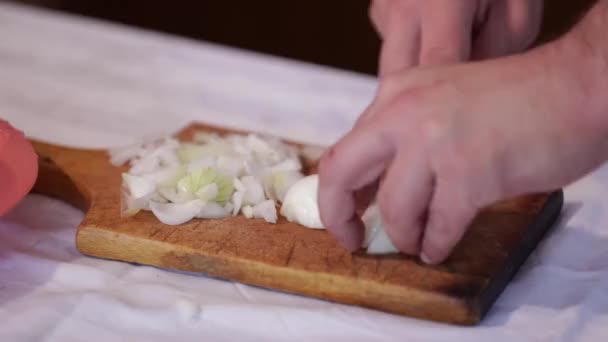 Eine Nahaufnahme Der Hände Eines Kochs Der Zwiebeln Auf Einem — Stockvideo
