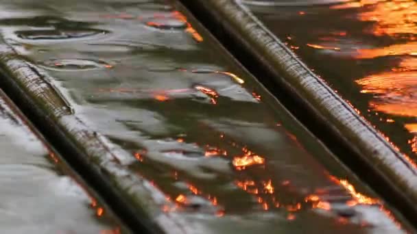 关闭水面上的水滴 — 图库视频影像