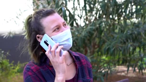 Hdで公園に呼び出しながら 顔のマスクを身に着けているスペイン人女性のスローモーション — ストック動画