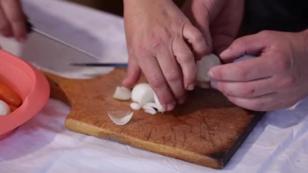 Une Vidéo 1080P Une Paire Chefs Dans Cuisine Coupant Des — Video