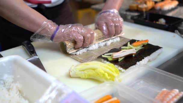 Kobiety Ręce Gotowanie Sushi Stole Kuchni — Wideo stockowe