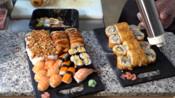 Manos Femeninas Cocinar Sushi Mesa Cocina — Vídeo de stock