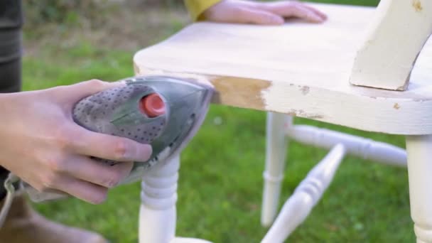 Mão Carpinteiro Polimento Madeira Com Uma Máquina Lixar — Vídeo de Stock