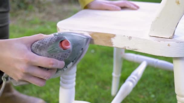 Menuisier Polissant Bois Main Avec Une Ponceuse — Video