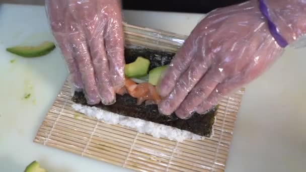 Proces Przygotowywania Azjatyckiej Potrawy Sushi — Wideo stockowe