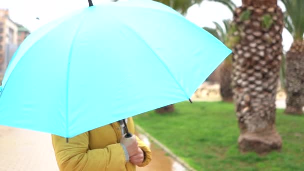 Footage White Caucasian Woman Holding Her Umbrella Park — стоковое видео