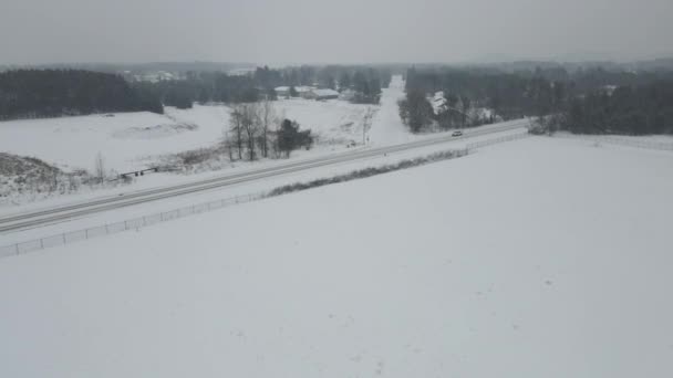 雪に覆われた米国ウィスコンシン州のオークレア市の4K空撮 — ストック動画