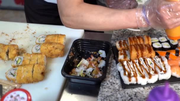 Manos Femeninas Cocinar Sushi Mesa Cocina — Vídeos de Stock