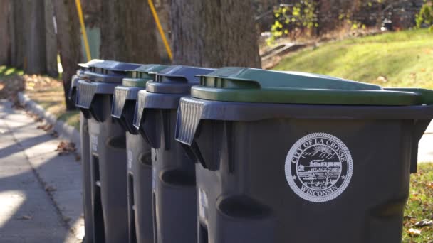 Cidade Crosse Wisconsin Emitiu Latas Lixo Estão Alinhadas Longo Passeio — Vídeo de Stock