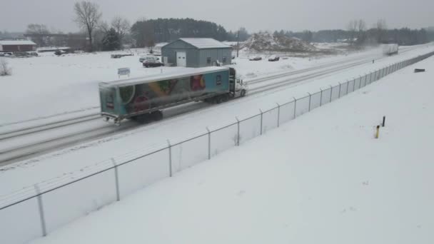 雪に覆われた米国ウィスコンシン州のオークレア市の4K空撮 — ストック動画